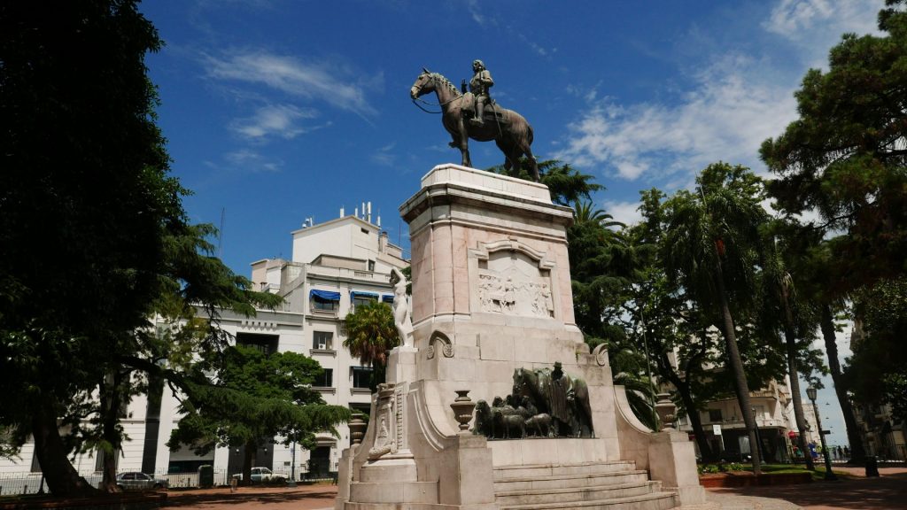 Plaza independencia montevideo com a estatua o que visitar em montevideo no uruguai. Qual a distancia de porto alegre a montevideo de carro. Tem como viajar pra fora com carro alugado alternativa car locadora de veiculos porto alegre