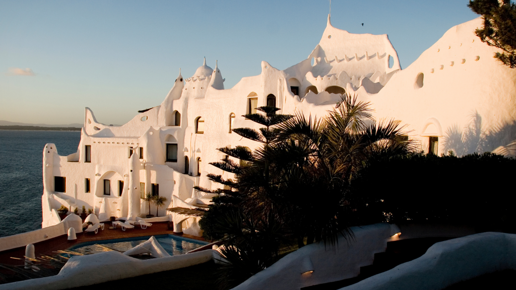 Casa Pueblo é uma obra de arte da arquitetura, localizada em Punta Ballena em Punta Del Este, você pode visitar esse lugar com seus amigos ou família, com a Alternativa Car! Só aqui você tem a Carta Verde para viajar para os países do Mercosul com tranquilidade e segurança.