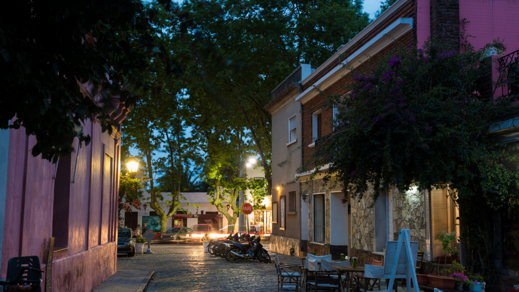 Colonia Del Sacramento com certeza é um destino que você deve conhecer de carro, porque é preciso olhar cada detalhe dessa cidade e prestar bem atenção na arquitetura. Cidade com muita história e cheia de comida boa para vocês experimentar com a sua família.