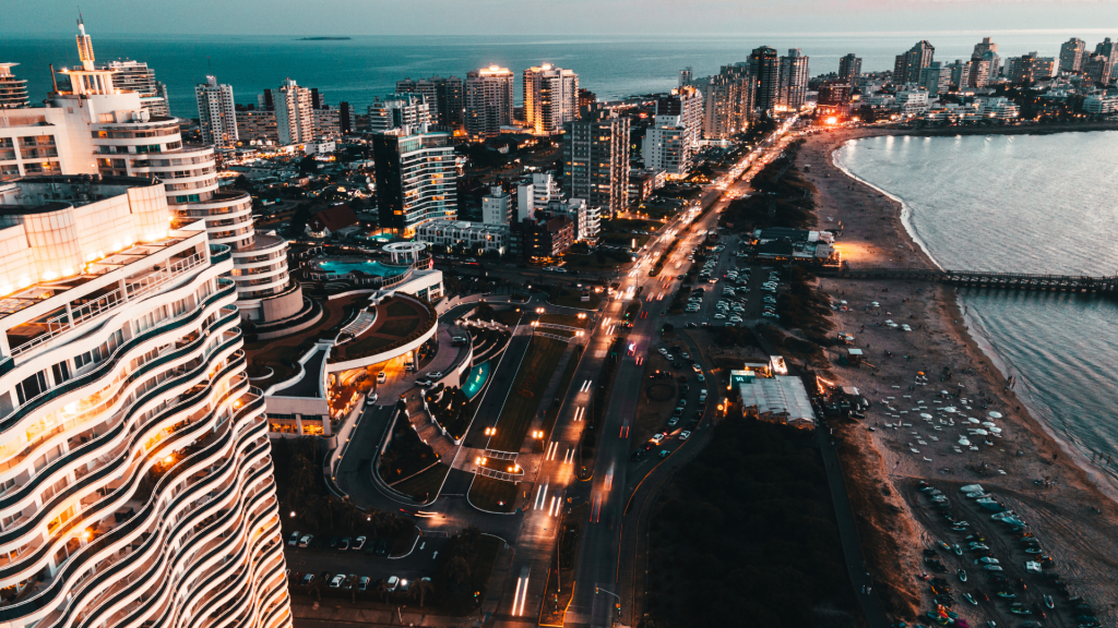 Punta Del Este é considerada a Miami da América Latina, com seus encantos arquitetônicos e suas belezas naturais, a cidade encanta. Você pode viajar de carro até lá, sabia? Entre em conntato com a gente para entender como funciona o aluguel de carros conosco!